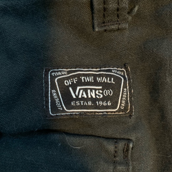 Good condition used black vans cargo shorts - Picture 3 of 4